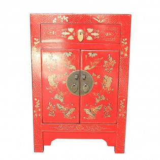 Roter chinesischer Nachttisch mit Dekorationen