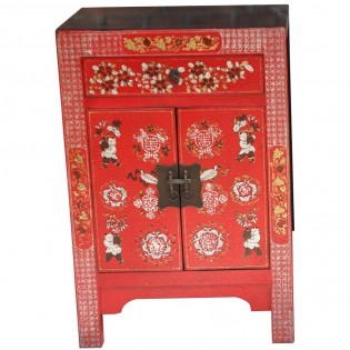 Chinesische rote Tisch mit Dekorationen
