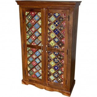 Cabinet indien avec poterie coloree