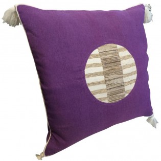 Coussin ethnique en coton violet avec pompons