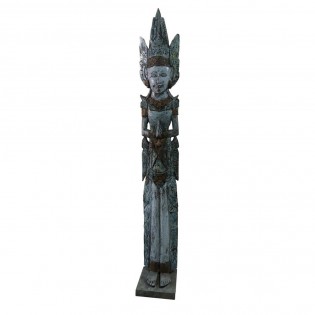 Estatua de madera alta