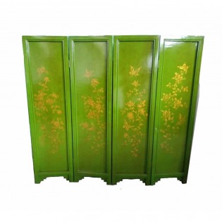 Paneles separadores de madera con pinturas de base verde.