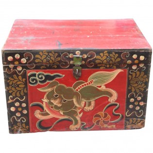 caja china antigua decorada con base roja